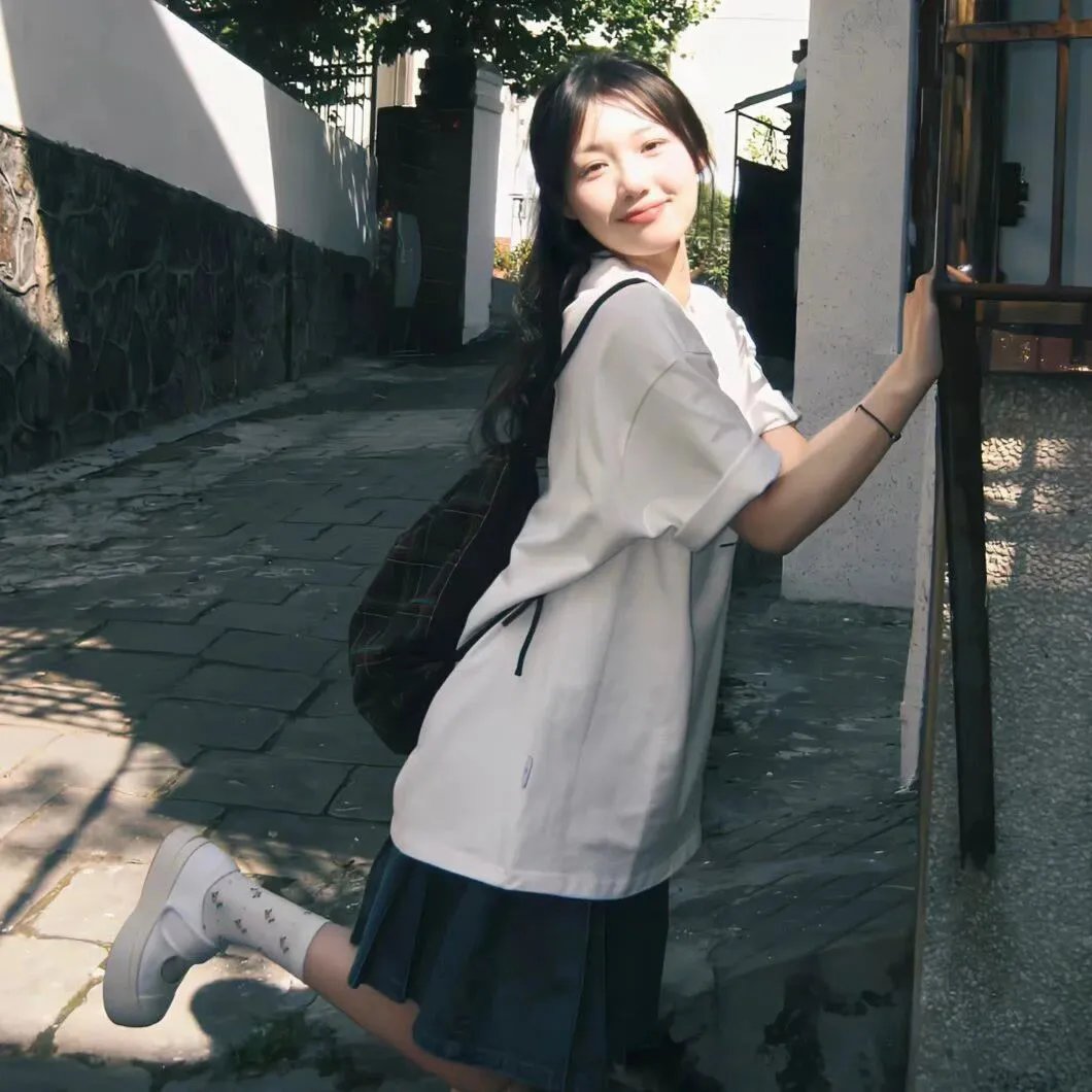 给小酒馆女子喝高杯酒